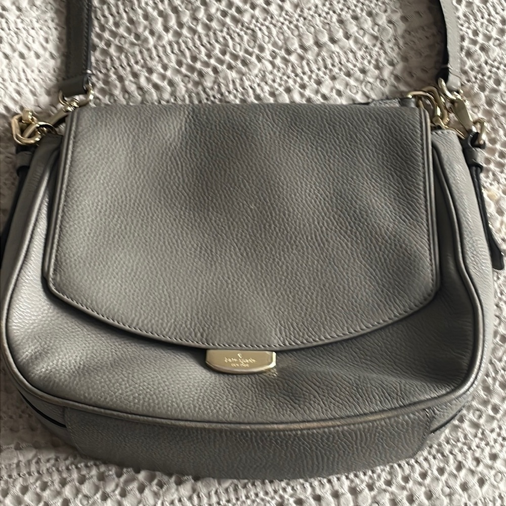 Grey Kate Spade cross body purse. Perfect for everyday use and travelling.